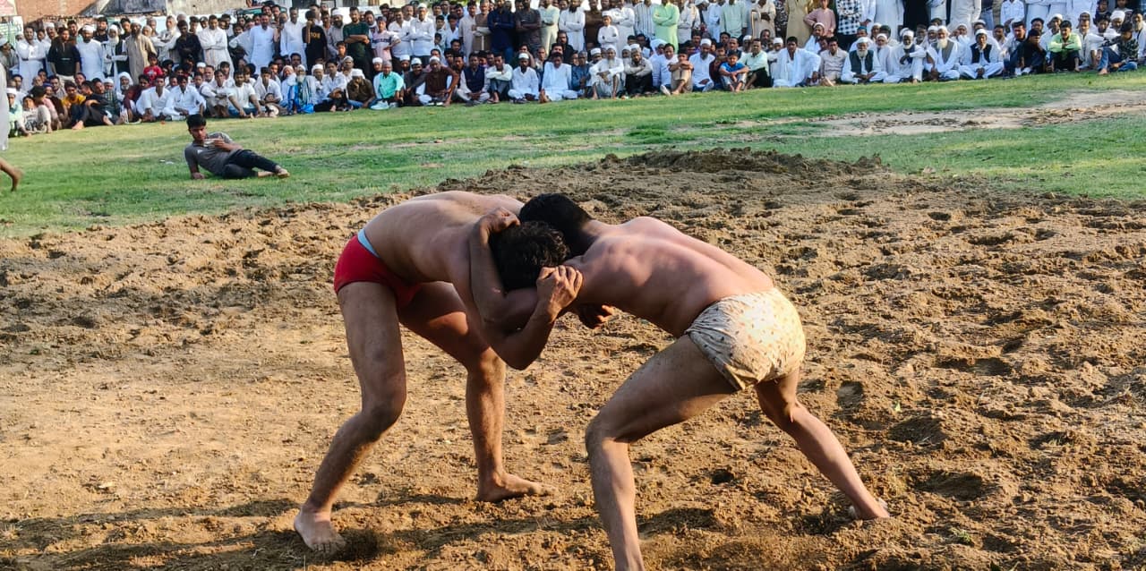 पहलवानों ने दर्शकों को दिखाया जोश और कुश्ती कौशल