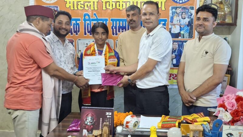 अंतरराष्ट्रीय गढ़वाल महासभा में सम्मानित हुईं खिलाड़ी, डॉ. राजे नेगी ने सराहा जज्बा