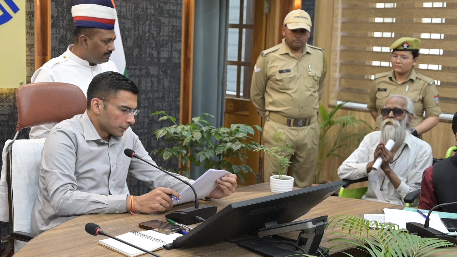 डीएम सविन बंसल का एक्शन मोड—जनता दर्शन में हर शिकायत पर तत्काल कार्रवाई के निर्देश