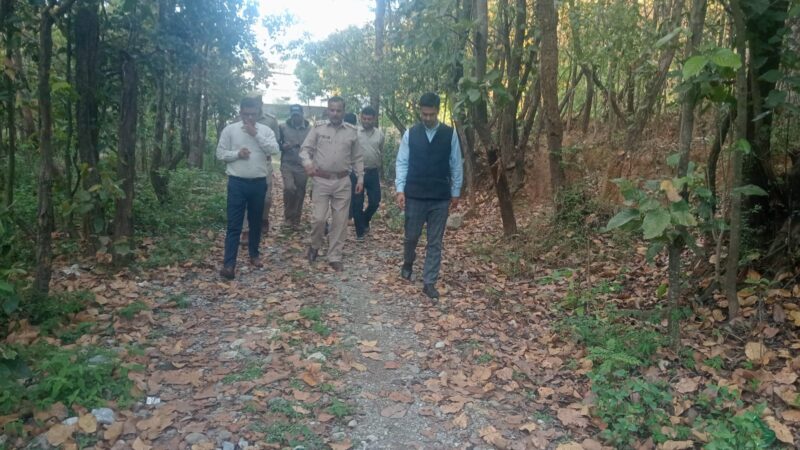 वन विभाग मसूरी ने रोका अवैध तारबाड़ और विद्युत लाइन कार्य, दोषियों पर केस