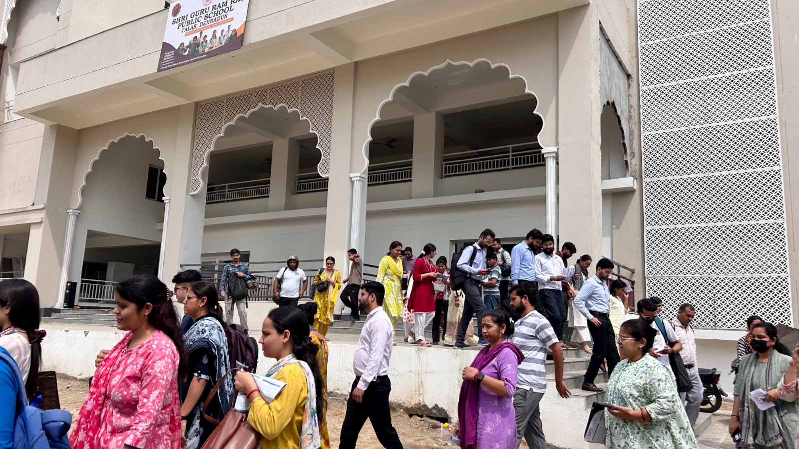 पारदर्शी चयन प्रक्रिया से चर्चा में Shri Guru Ram Rai University, हजारों अभ्यर्थियों ने लिया हिस्सा