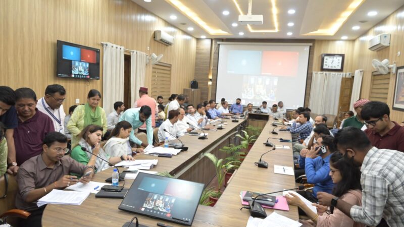 जनता की चौखट पर प्रशासन: DM के निर्देशों पर फरियादियों को मिला त्वरित न्याय, कई मामलों का मौके पर निस्तारण