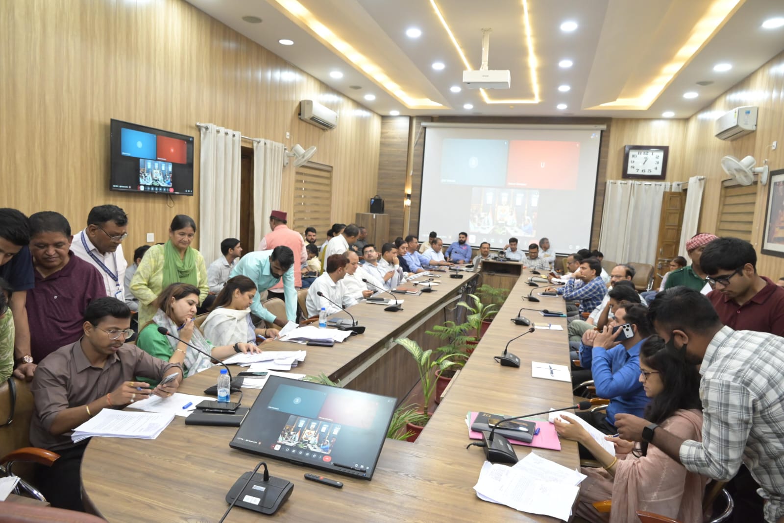 जनता की चौखट पर प्रशासन: DM के निर्देशों पर फरियादियों को मिला त्वरित न्याय, कई मामलों का मौके पर निस्तारण