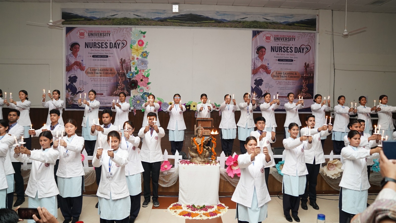लैंप लाइटिंग से फैशन शो तक: SGRRU में नर्सेज दिवस पर दिखा प्रतिभा और परंपरा का अद्भुत संगम