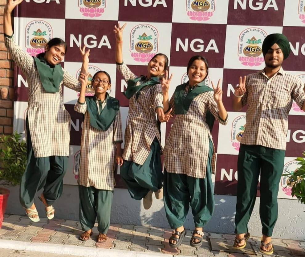 NGA के मेधावियों की चमक, 98.4% अंकों के साथ इशिता सिंह बनीं विद्यालय टॉपर