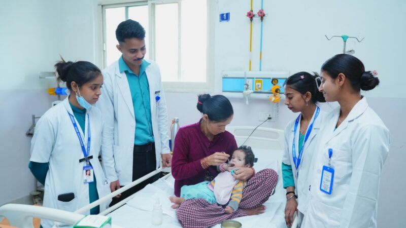 इंदिरेश अस्पताल के डॉक्टरों ने कर दिखाया कमाल, जन्मजात बीमारी से जूझते बच्चे को मिला नया जीवन
