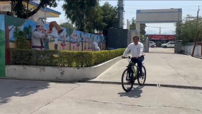 सरकारी काफिलों के दौर में साइकिल पर निकला एक अफसर, देहरादून ने देखा जिम्मेदारी का नया चेहरा