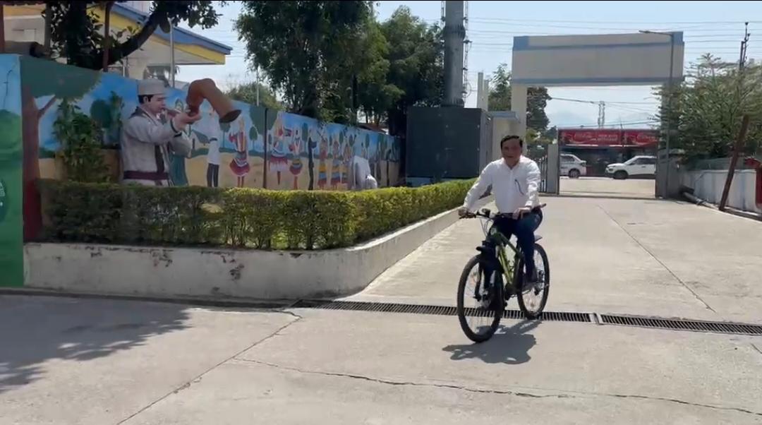 सरकारी काफिलों के दौर में साइकिल पर निकला एक अफसर, देहरादून ने देखा जिम्मेदारी का नया चेहरा