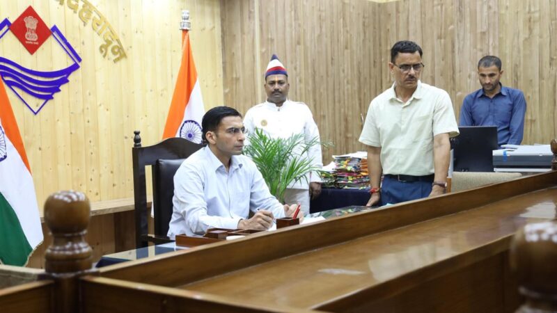 डीएम सविन बंसल का सख्त संदेश: महिलाओं-बुजुर्गों को डराने वाला बिल्डर अब रहेगा देहरादून से बाहर