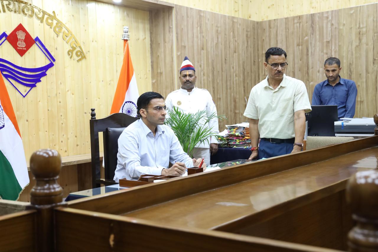 डीएम सविन बंसल का सख्त संदेश: महिलाओं-बुजुर्गों को डराने वाला बिल्डर अब रहेगा देहरादून से बाहर