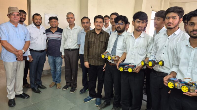 गुरुकुल कांगड़ी में छह माह की मेहनत का शानदार प्रदर्शन, छात्रों ने पेश किए स्मार्ट रोबोट और गैजेट्स