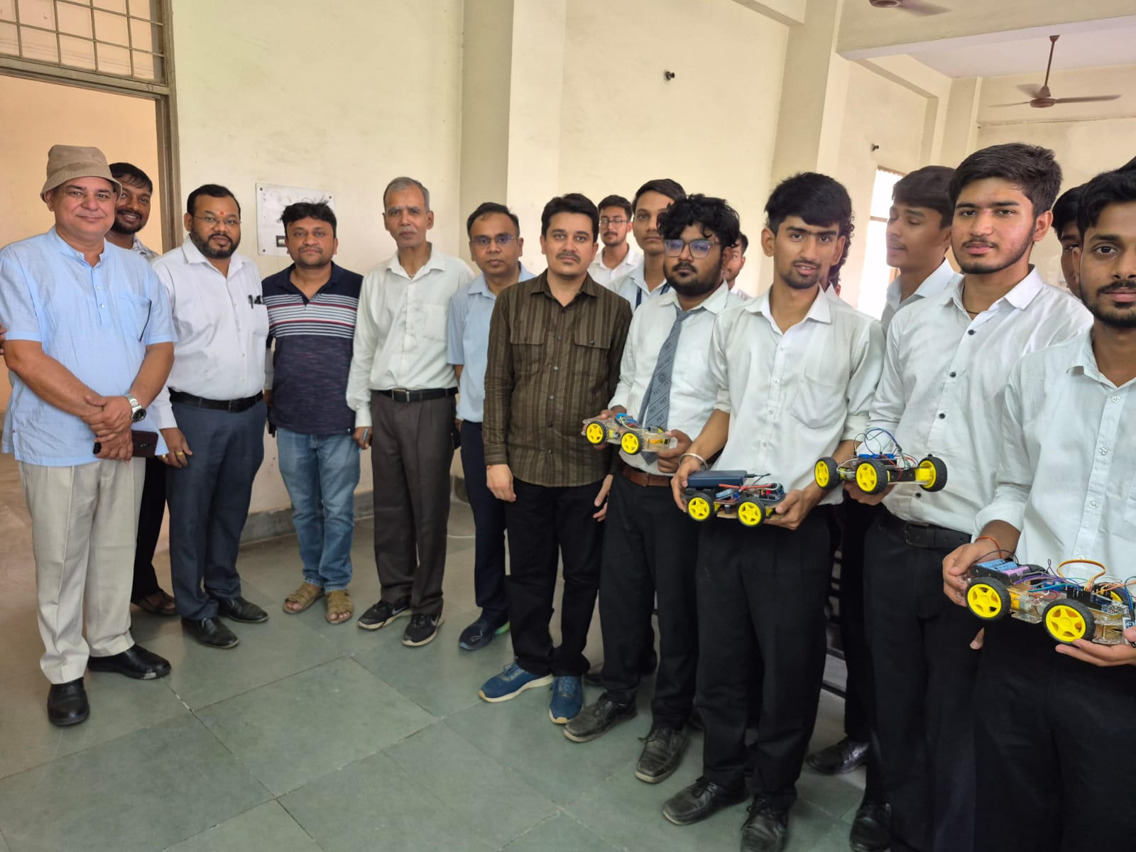 गुरुकुल कांगड़ी में छह माह की मेहनत का शानदार प्रदर्शन, छात्रों ने पेश किए स्मार्ट रोबोट और गैजेट्स