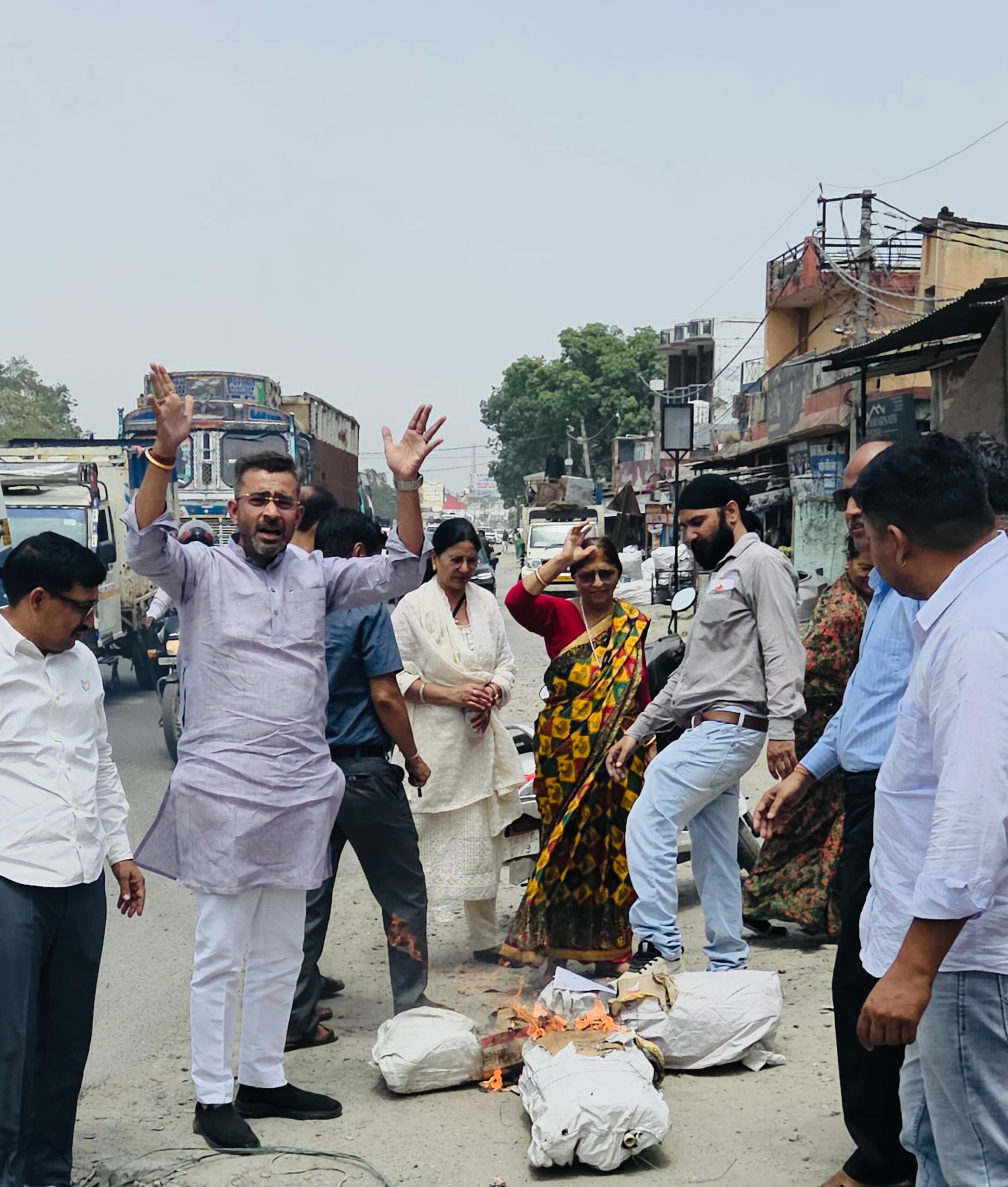 भाजपा ओबीसी मोर्चा का विरोध प्रदर्शन: रेलवे फाटक पर फूंका गया पुतला