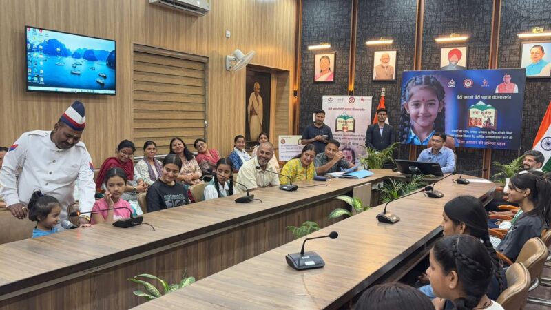 “कोई बेटी अभाव में न रुके”—डीएम सविन बंसल ने 39 बालिकाओं को सौंपे सहायता चेक