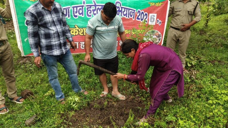 वन विभाग और अनिता ममगाई की पहल, ऋषिकेश में नीम, पीपल, बरगद सहित सैकड़ों पौधों का रोपण