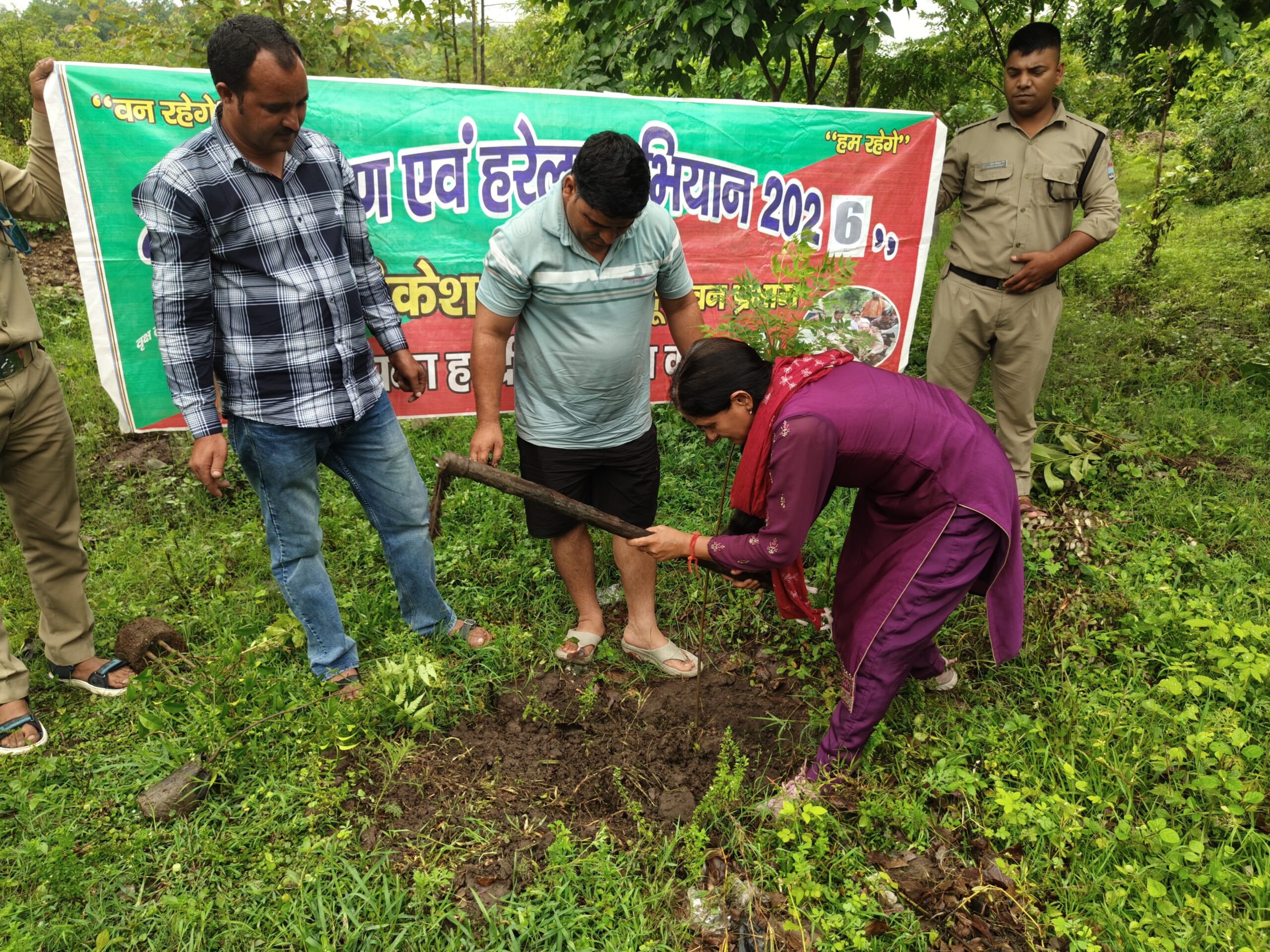 वन विभाग और अनिता ममगाई की पहल, ऋषिकेश में नीम, पीपल, बरगद सहित सैकड़ों पौधों का रोपण