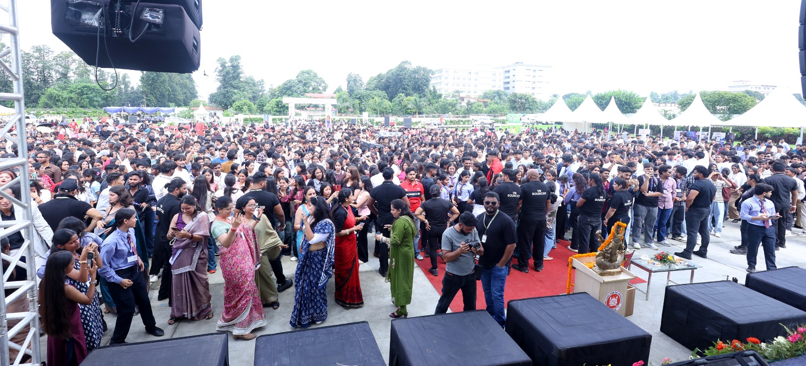 SGRRU के हैलीपैड ग्राउंड पर दिखा युवाओं का जोश, रंगारंग प्रस्तुतियों ने बांधा समां