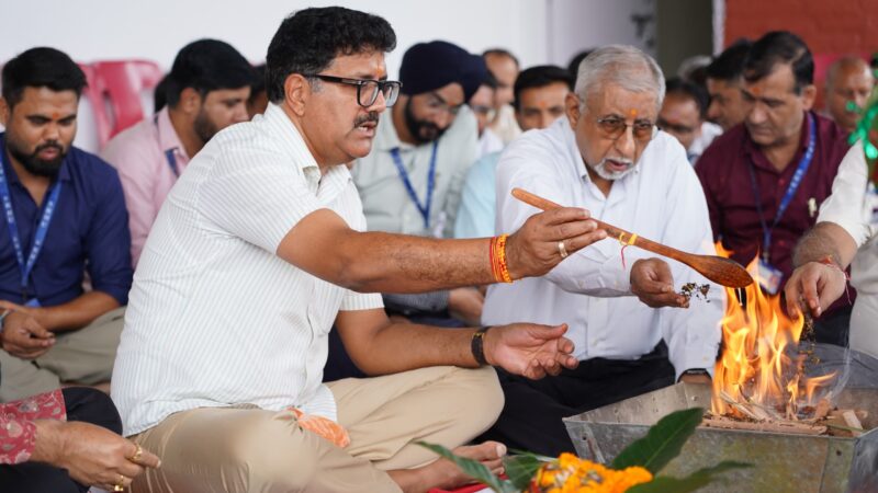 SRHU जॉलीग्रांट में गूंजा सृजन का संकल्प, डॉ. विजय धस्माणा ने कामगारों को दी शुभकामनाएं