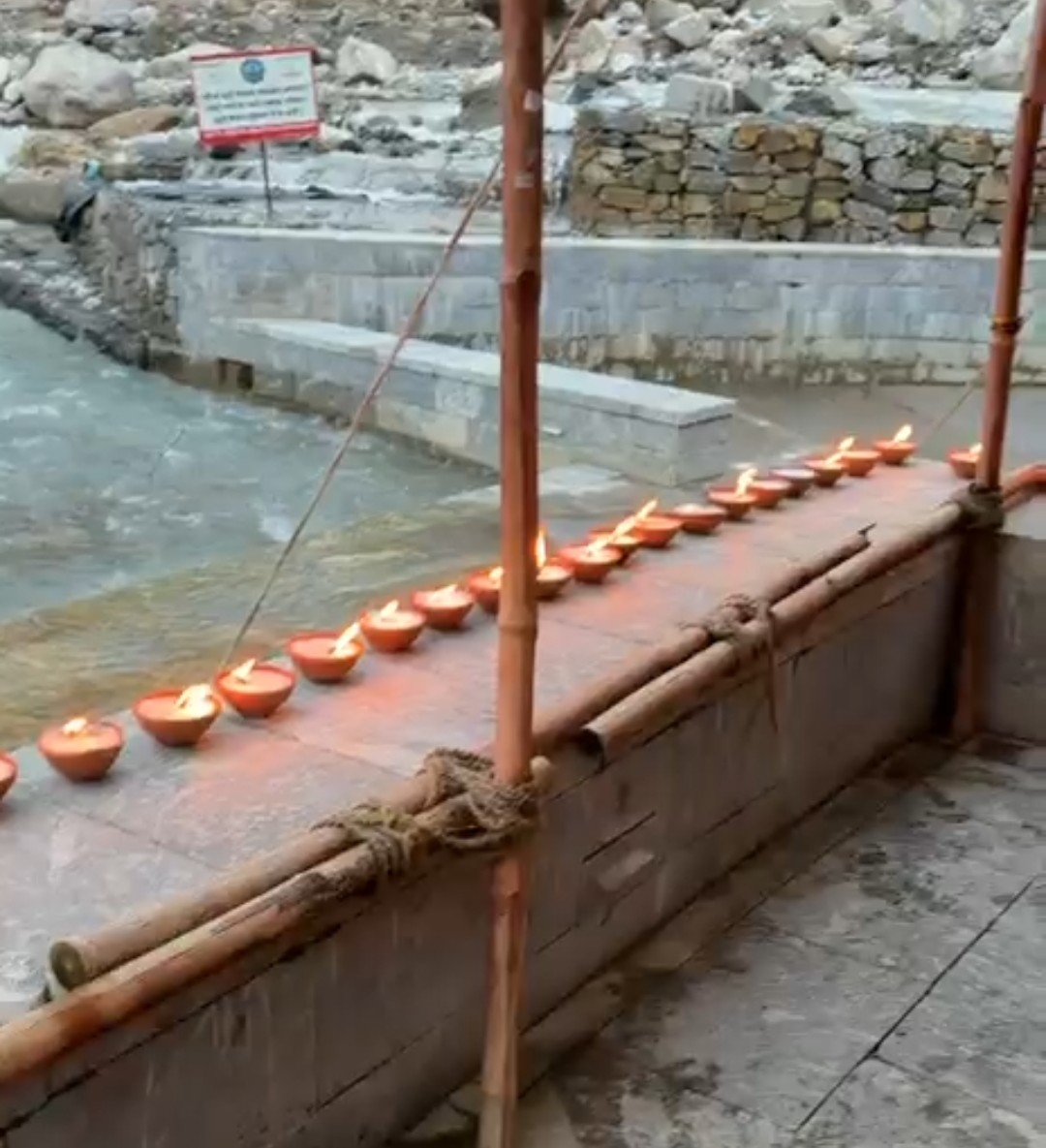 धामी के जन्मदिन पर बदरी-केदार में गूंजे मंगल मंत्र, हेमंत द्विवेदी के नेतृत्व में जले 51 दीप