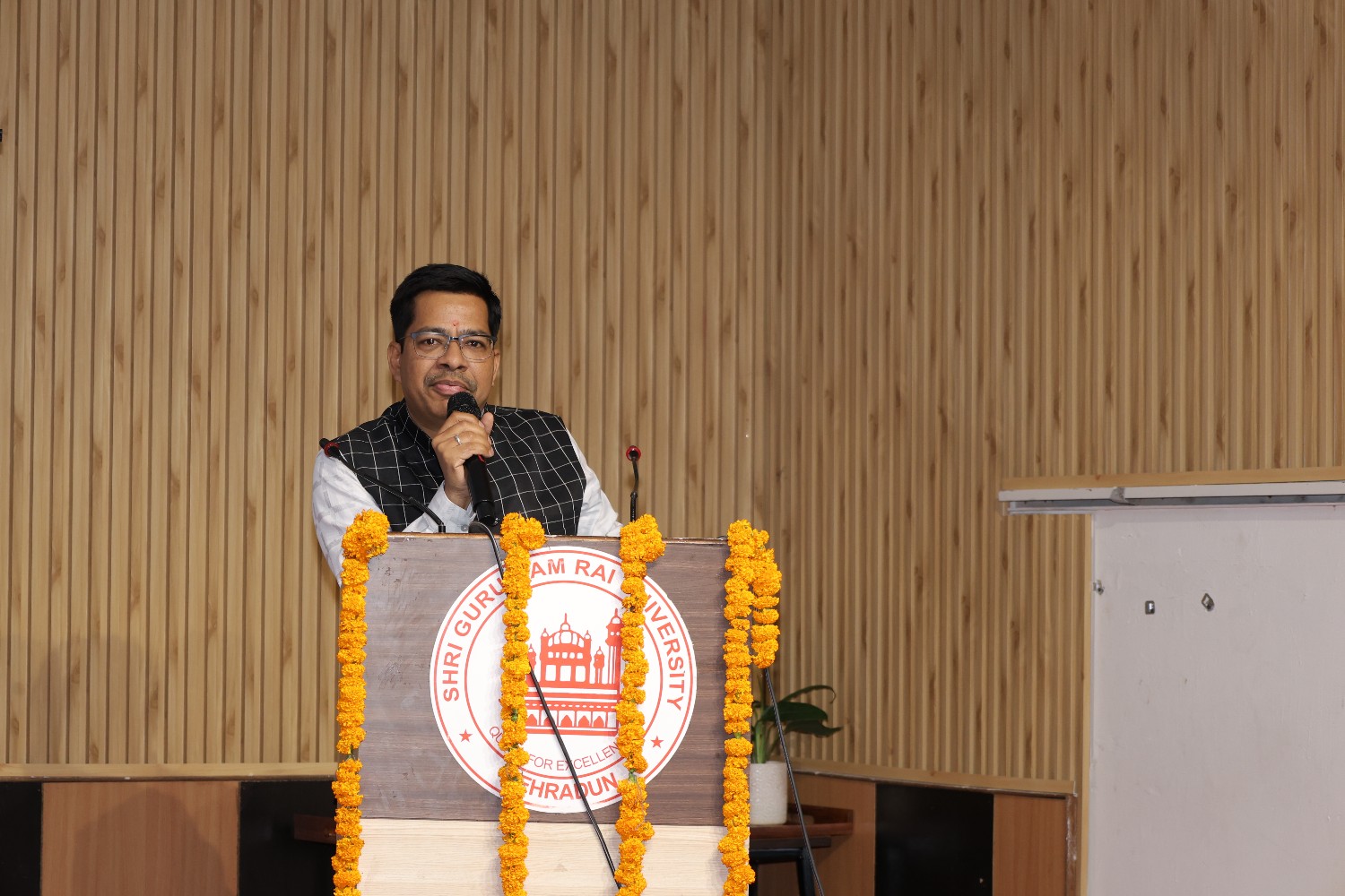 SGRRU में गूंजी भविष्य की गवर्नेंस की नई सोच, एआई के साथ मानवीय मूल्यों को बचाने पर जोर