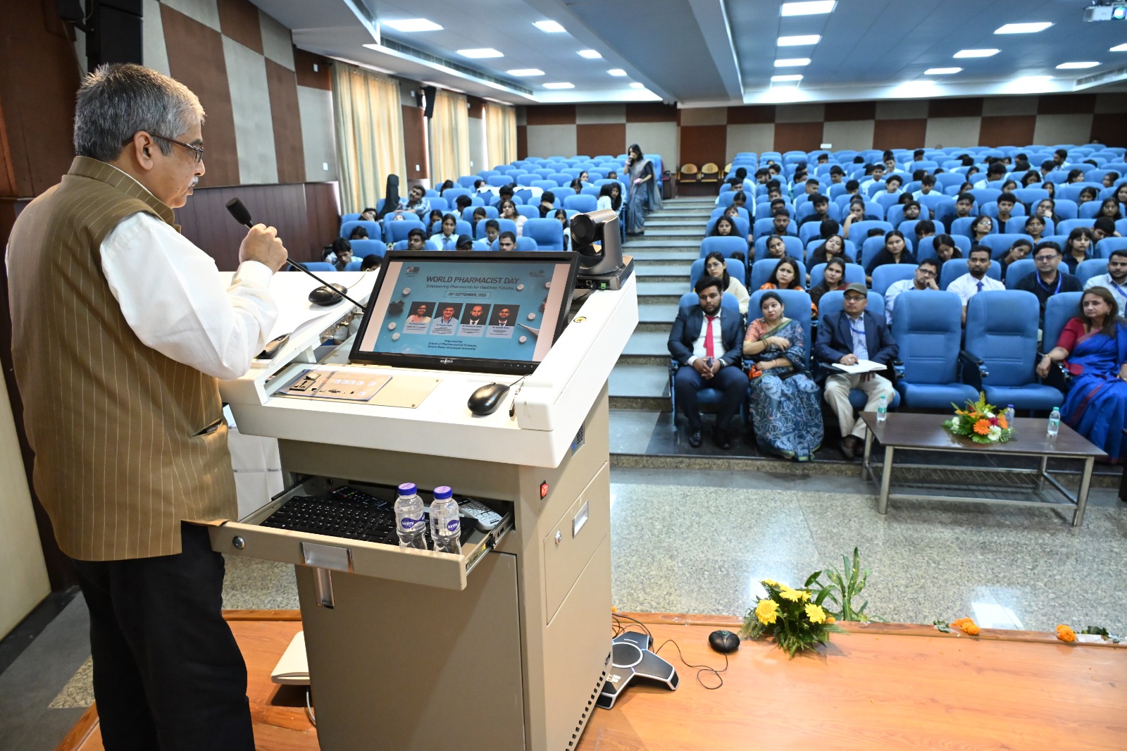एसआरएचयू में विश्व फार्मासिस्ट दिवस पर भविष्य की फार्मेसी का खाका, एआई और क्लिनिकल केयर पर जोर