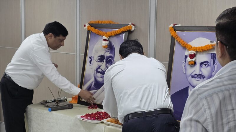 गांधी के सत्य और शास्त्री की सादगी को एमडीडीए ने किया नमन, बीडी तिवारी ने दिलाई आदर्शों की शपथ