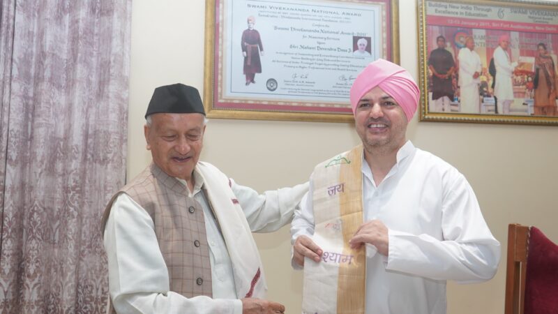 श्री दरबार साहिब में कोश्यारी ने टेका माथा, श्रीमहंत देवेन्द्र दास जी महाराज से लिया आशीर्वाद
