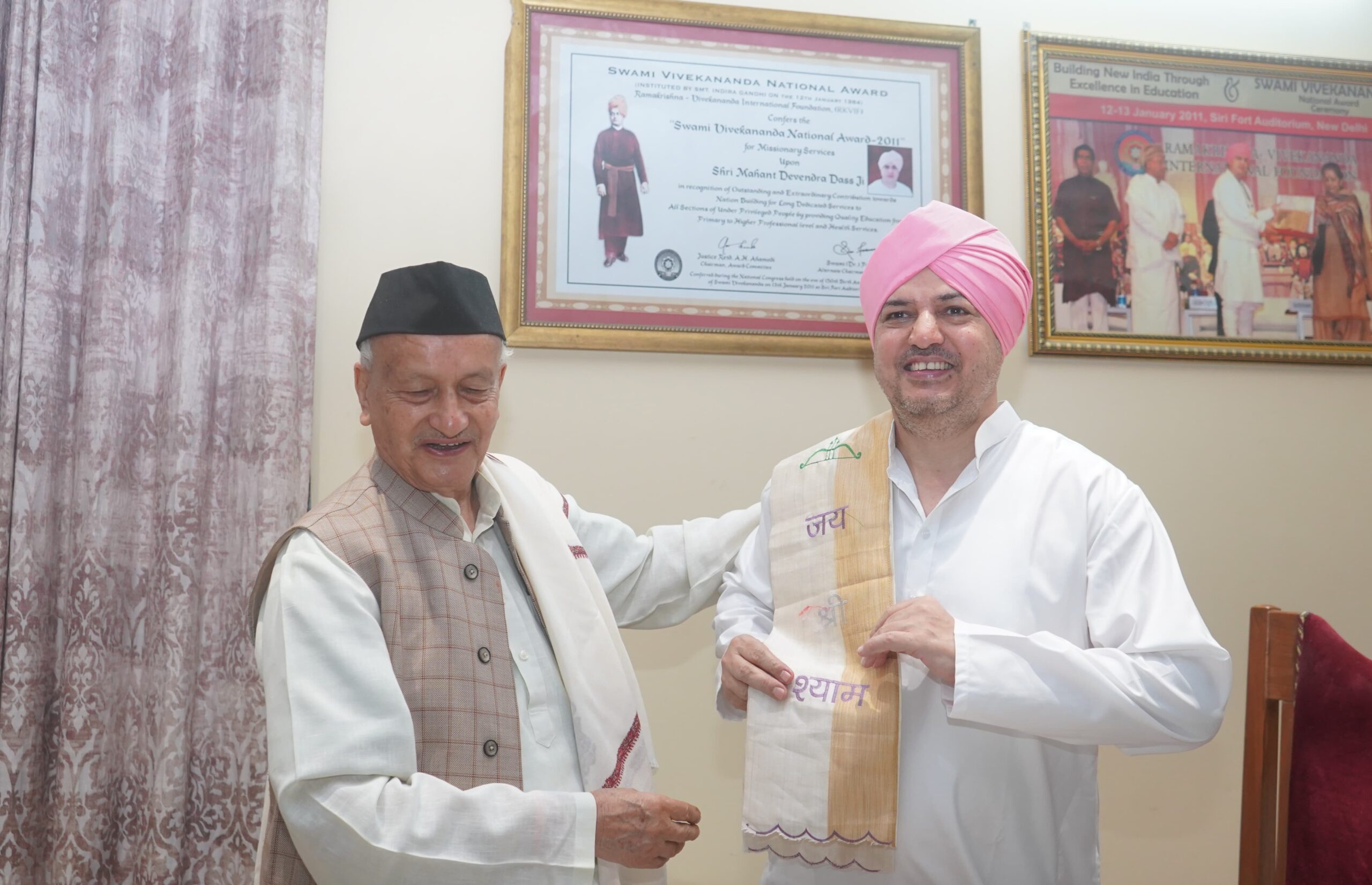 श्री दरबार साहिब में कोश्यारी ने टेका माथा, श्रीमहंत देवेन्द्र दास जी महाराज से लिया आशीर्वाद