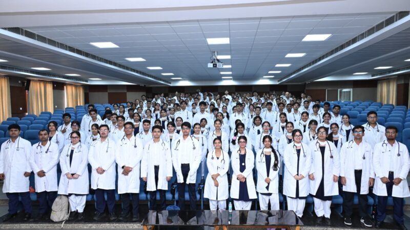 सफेद कोट बना सेवा, संवेदना और जिम्मेदारी का प्रतीक, हिम्स जौलीग्रांट में भावी डॉक्टरों ने लिया मानवता का प्रण