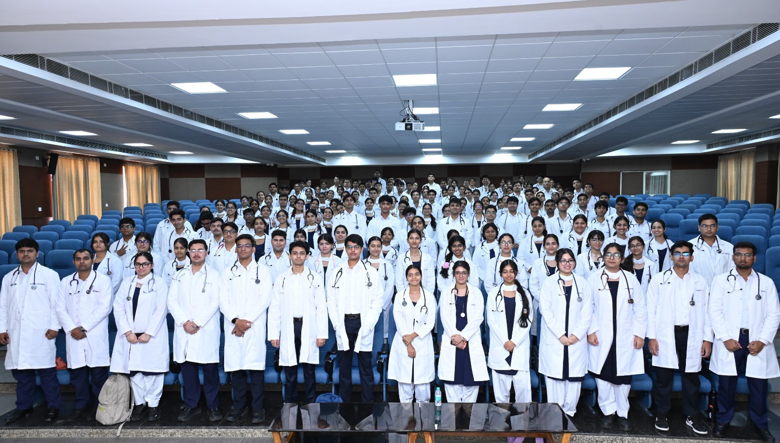 सफेद कोट बना सेवा, संवेदना और जिम्मेदारी का प्रतीक, हिम्स जौलीग्रांट में भावी डॉक्टरों ने लिया मानवता का प्रण